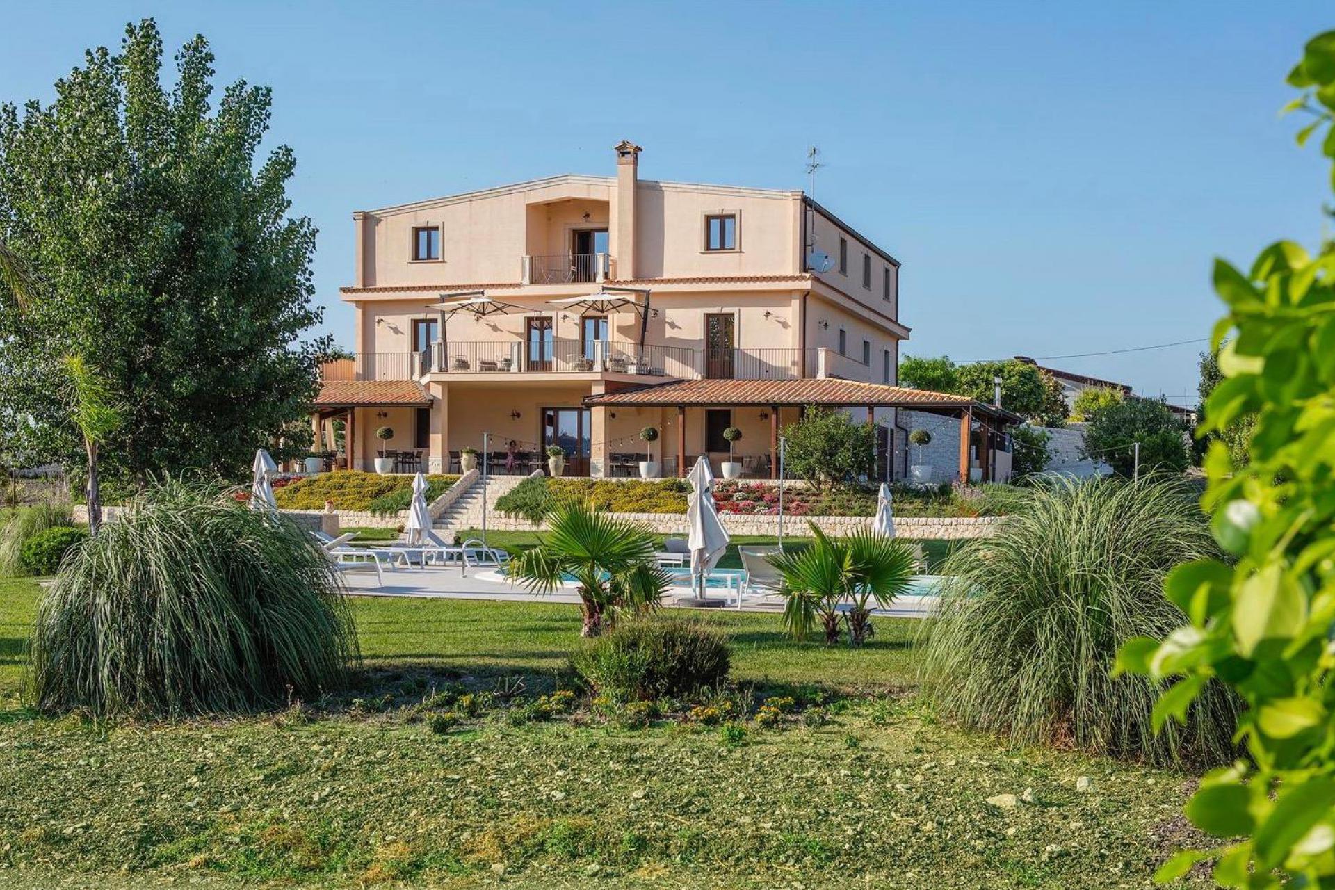 Agriturismo adatto alle famiglie con bellissima piscina