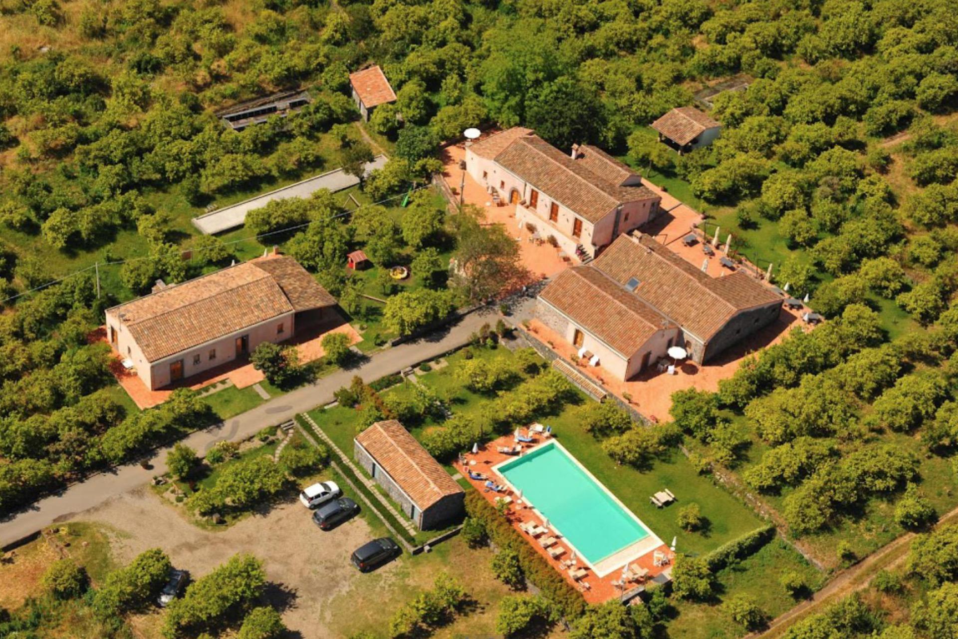 Agriturismo immerso tra alberi di agrumi in Sicilia