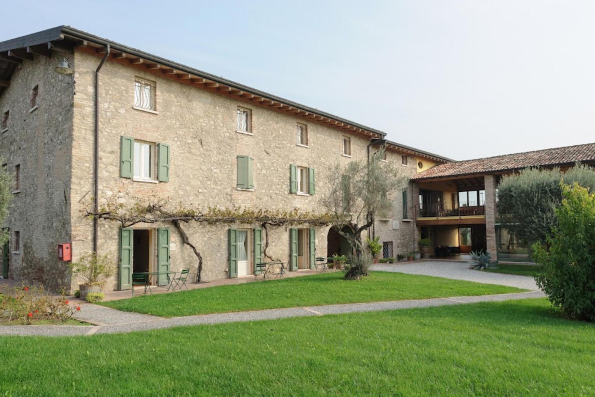 Agriturismo al lago di Garda circondato da vigneti